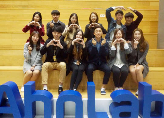 안랩은 29일 오후 '안랩 대학생 기자단' 15기로 활동할 대학생 16명을 선발해 발대식을 진행했다. 안랩 제공